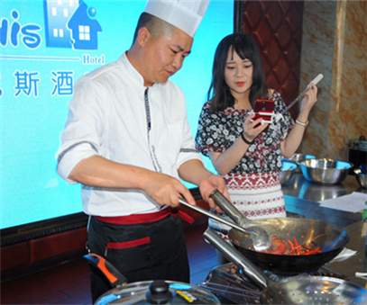 《洛阳晚报》“晒晒家常菜”活动在迪尼斯酒店举行